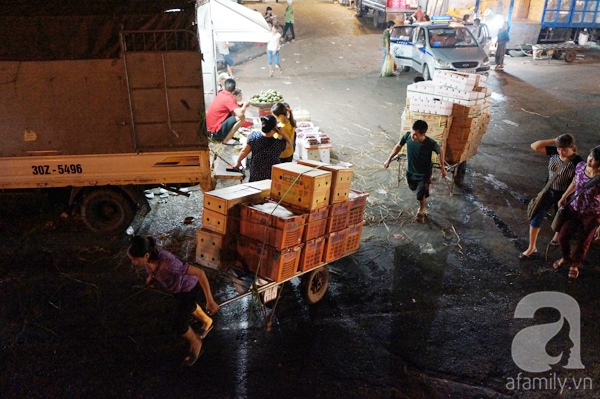 Chợ Long Biên sắp đóng cửa, hàng ngàn người lo lắng